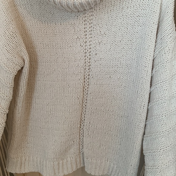 Wonderly- Womens Medium- Crème Turtleneck Sweater - Picture 4 of 5